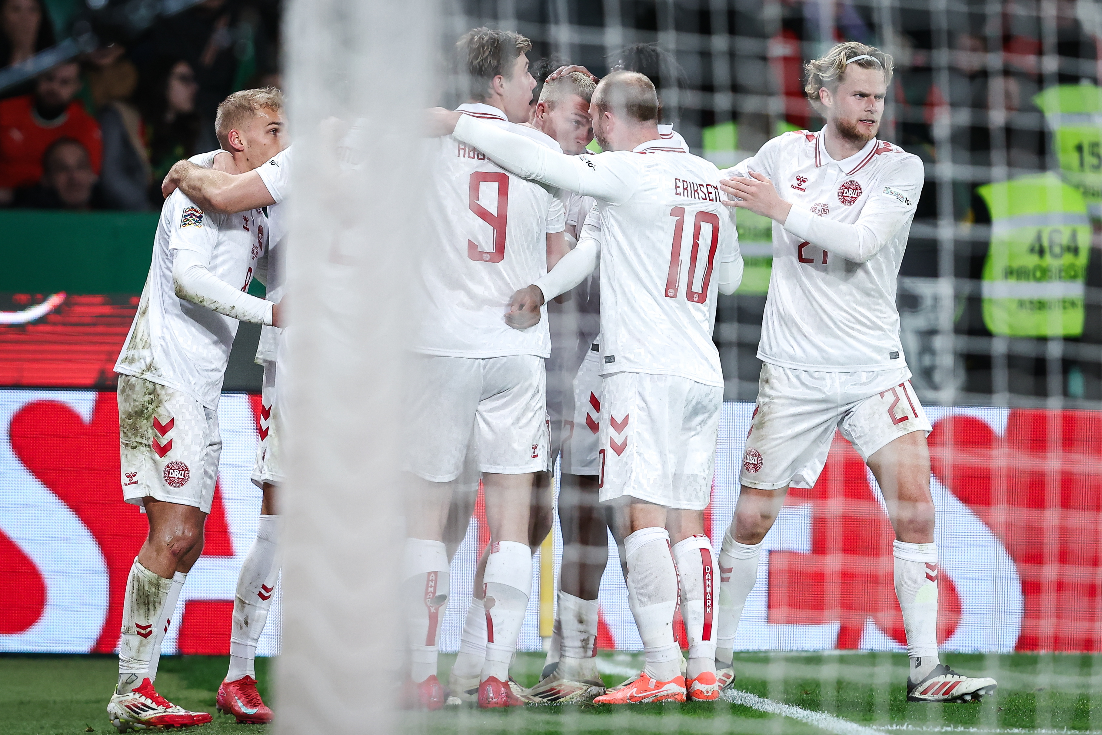 包含欧国联比赛纷争不断：裁判吹罚引争议的词条