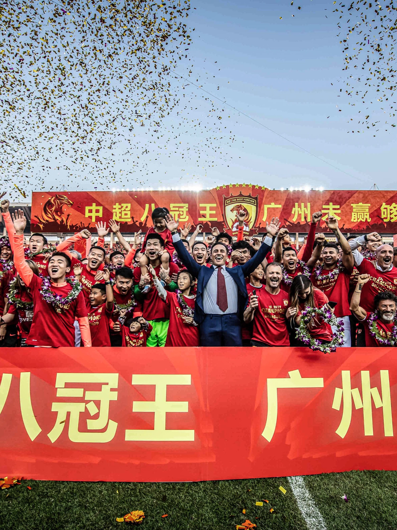 在广州队赛场上演亚冠，团战，引发观众齐声高喊的简单介绍