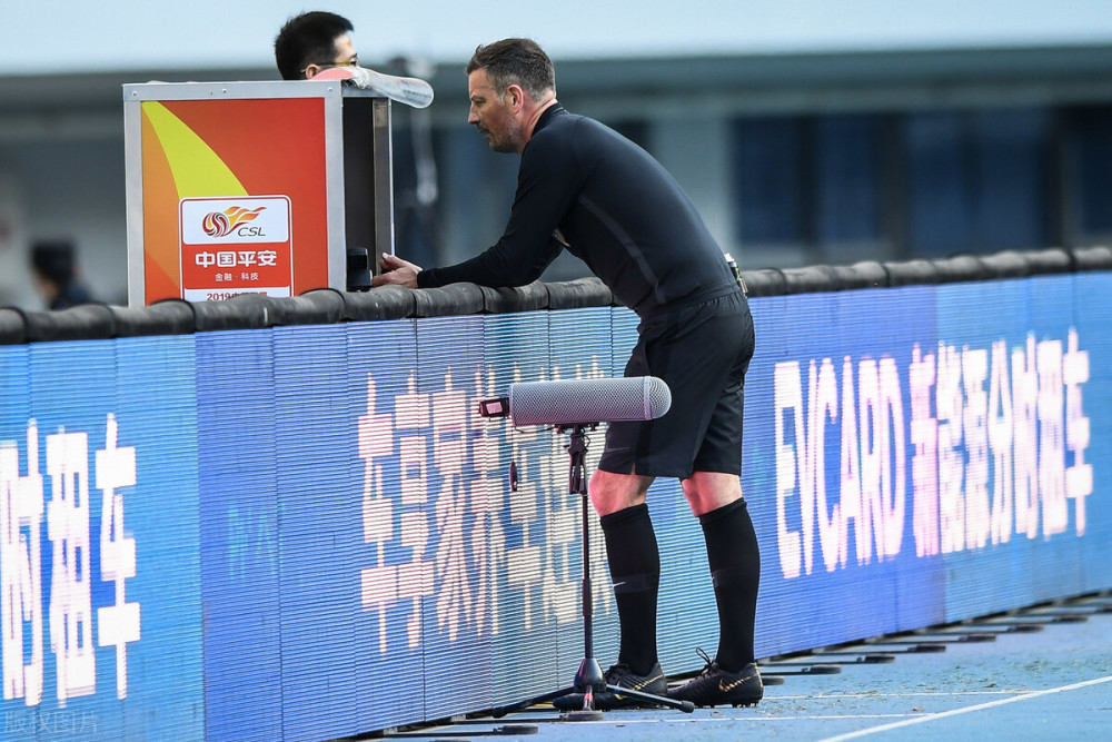 aoa体育体育网站-在上海海港赛场上演中超，弹幕刷屏，引发弹幕炸裂的简单介绍