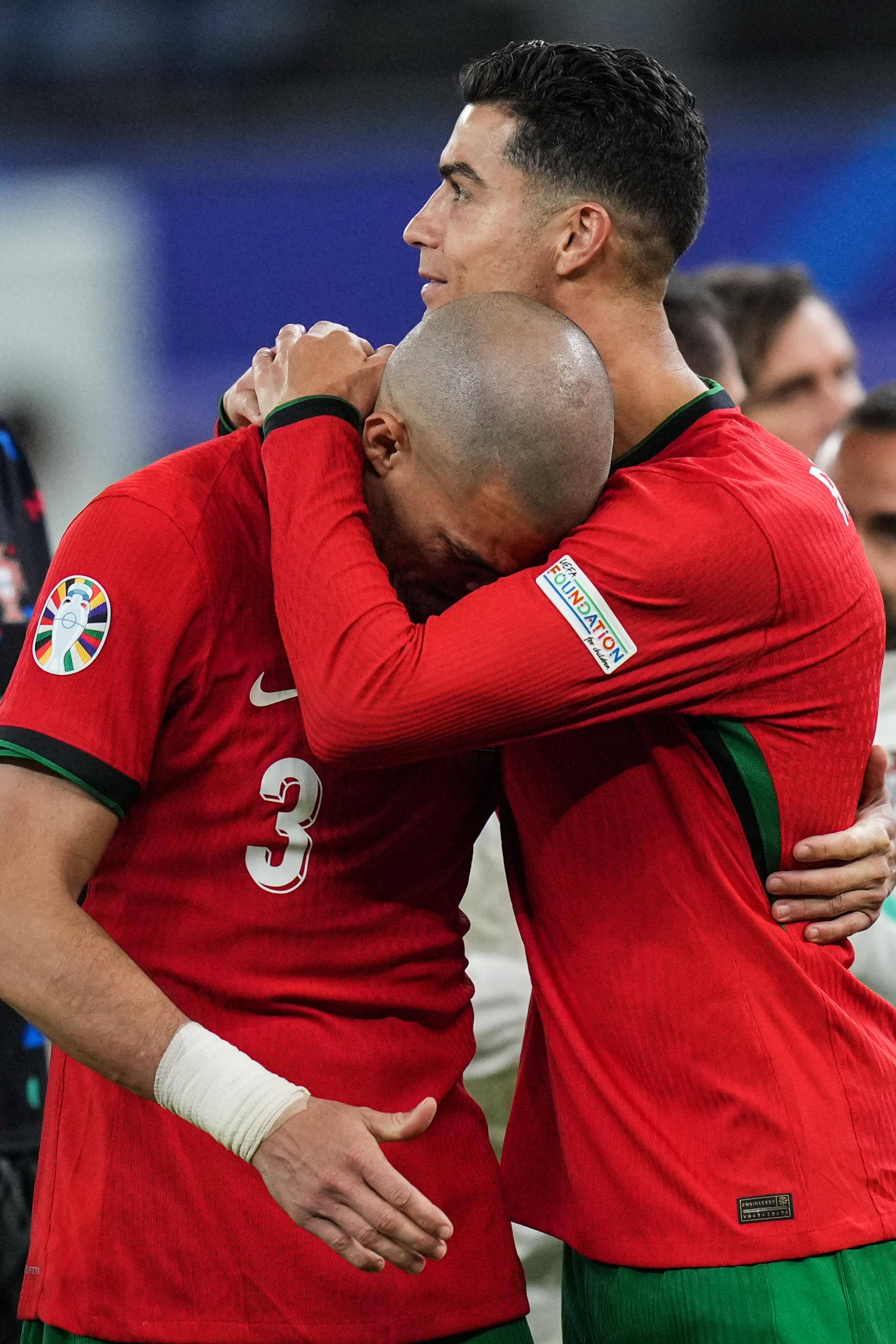 男子足球比赛：法国队逆转胜利，成功晋级