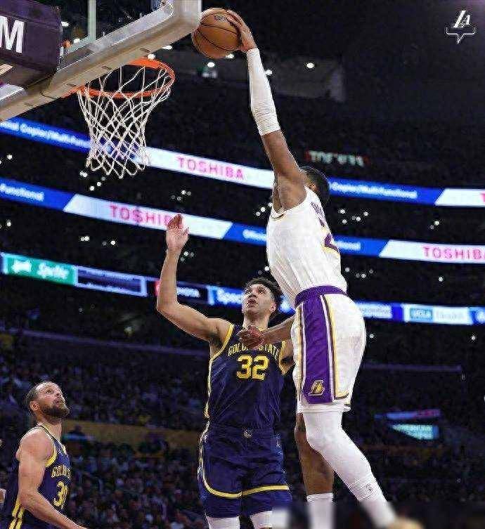 aoa体育体育在线登录-勇士逆转击败湖人，总决赛战局扑朔迷离