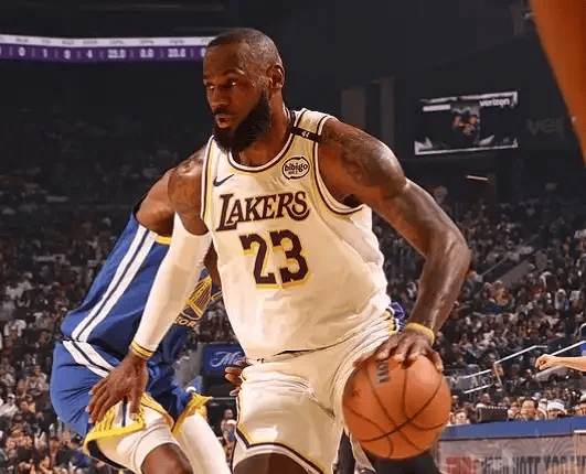 詹姆斯单节16分，湖人反扑领先勇士