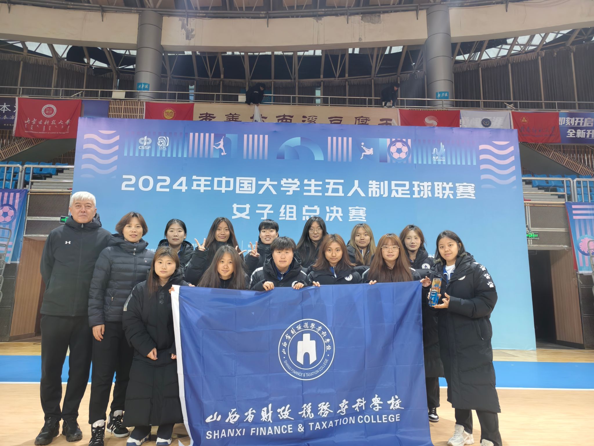 aoa体育体育app下载-足球比赛中，女队员们展现出色的运动风采