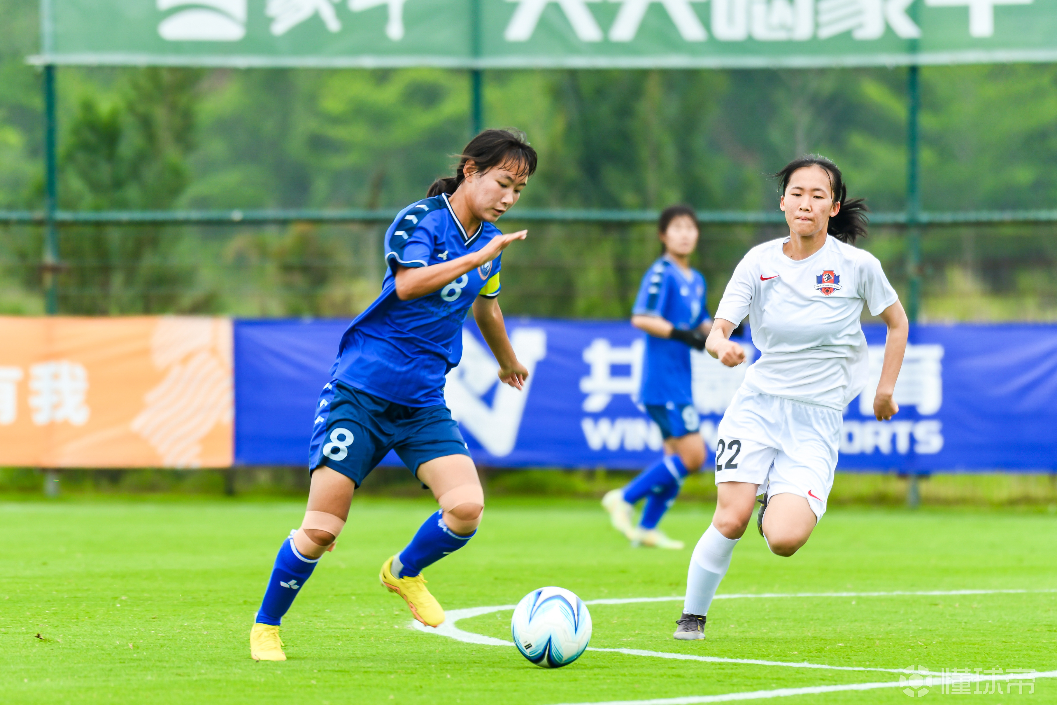 足球比赛中，女队员们展现出色的运动风采