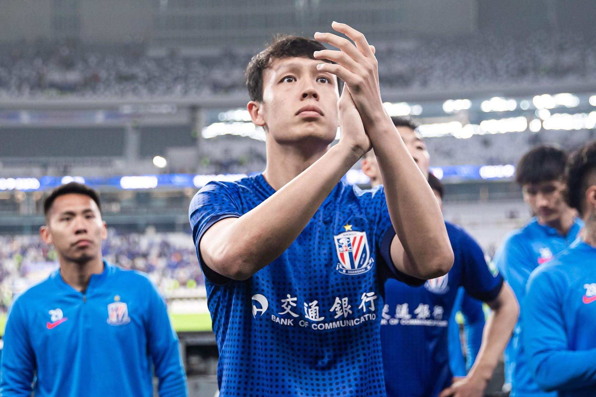 比赛中发生意外情况，球员们展现出不屈的斗志！