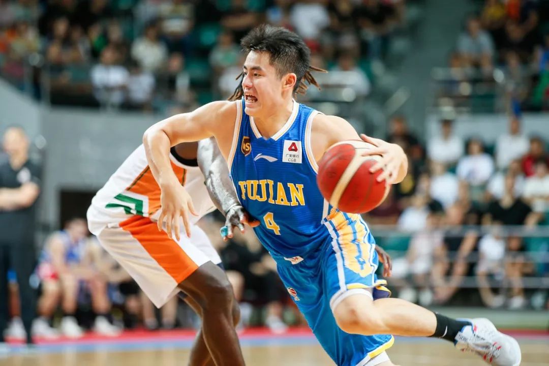 福建队在激烈对抗中逆转胜利，表现出强大实力的简单介绍