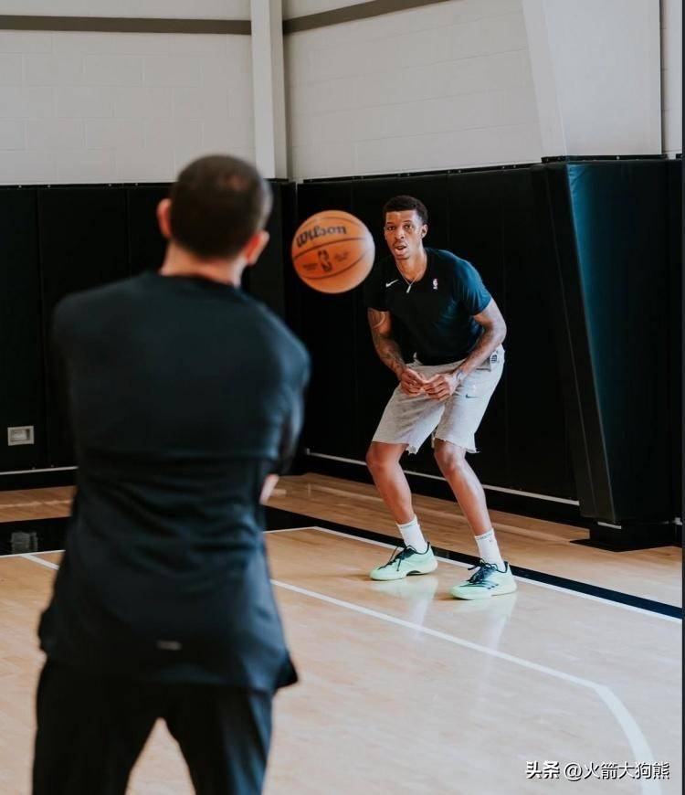 火箭球星在社交媒体分享训练日常，网友点赞不断的简单介绍