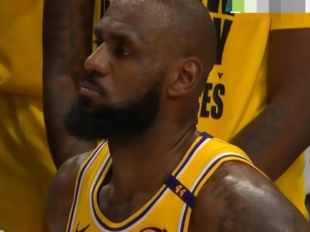 aoa体育体育在线-网友吐槽湖人防守糟糕，詹姆斯后劲不足