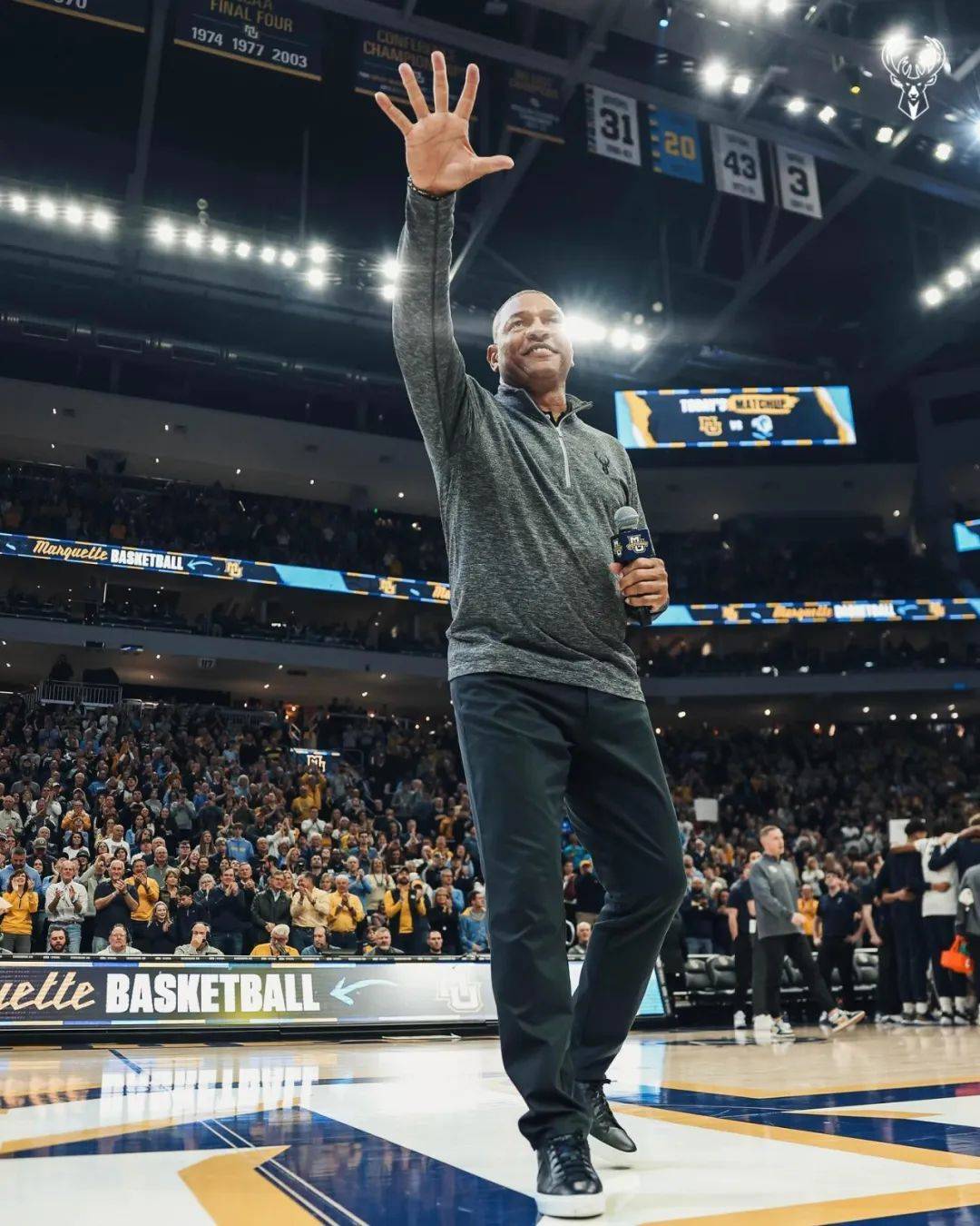 快船擒雄鹿主帅高兴失控，球迷笑翻的简单介绍