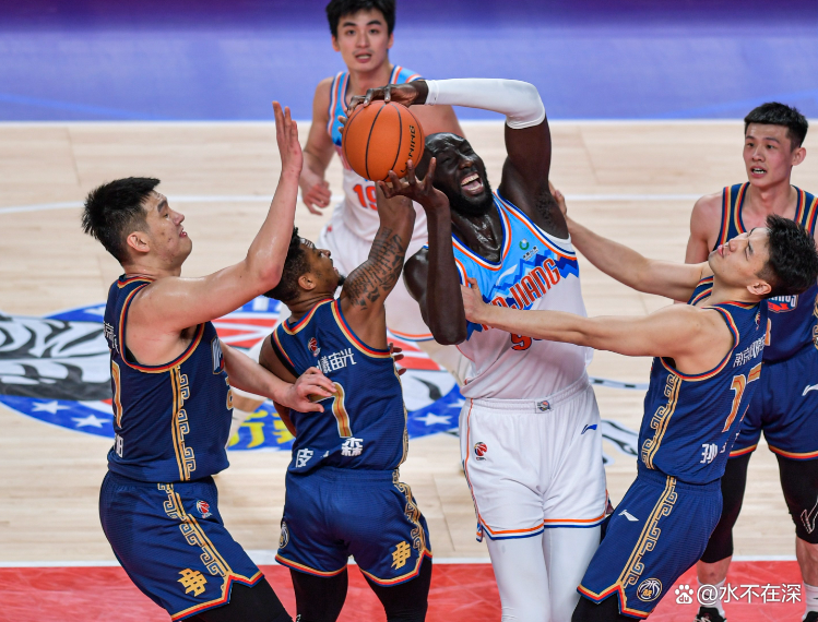 aoa体育体育网站-包含火爆篮球比赛中惊险一幕，胜者喜笑颜开的词条